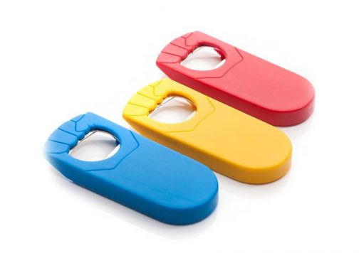 Plastikowy otwieracz do napojów z logo